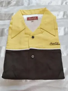 ②Coca-Cola/コカ・コーラ　シャツ　ブラウン×黄色