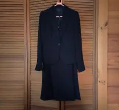 黒いビジネススカートスーツのサムネイル