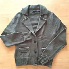 23区オリーブグリーン ボタン付きカーディガン