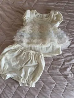 フリル付きトップスとショートパンツセット