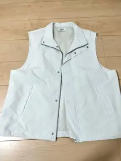 未使用　MONO-MART ホワイトベスト Mサイズ　裾に絞りつき
