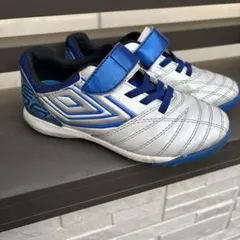 umbro サッカーシューズ シルバー/ブルー　トレシュー