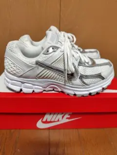 NIKE ズームボメロ 24cm ホワイト シルバーのサムネイル