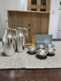 【高級錫器】本錫 孝加堂製 含む 銚子 2個セット 松竹梅彫刻 木箱入 骨董 高級錫器】本錫 孝加堂製 含む 銚子 2個セット 松竹梅彫刻 木箱入 骨董