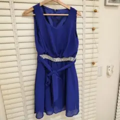 青いノースリーブパーティードレス