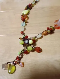 多色使いのロングネックレス(2)