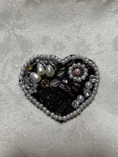 ハンドメイド ビーズ刺繍ブローチ ハート