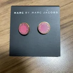 MARC BY MARC JACOBS フクシア ピアス