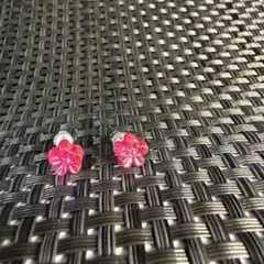 ピンク花形スタッドピアス