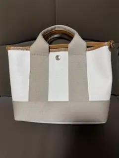 トプカピ　ホワイトとベージュのトートバッグ