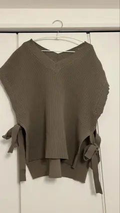 NICE CLAUP ベージュニットベスト Vネック