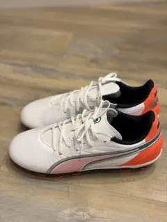 PUMAサッカースパイク ホワイト オレンジ 22.5cmのサムネイル