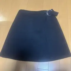 黒ベルト付きミニスカート