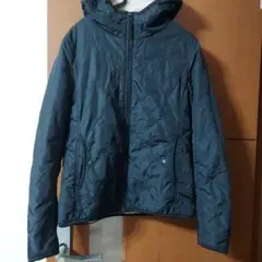 フード付き黒キルティングダウンジャケット