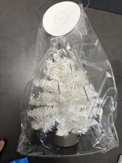 ホワイト クリスマスツリー 卓上サイズ　オカベマキコさんの作品のサムネイル