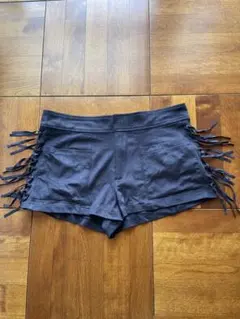 フリンジ付きブラックショートパンツ