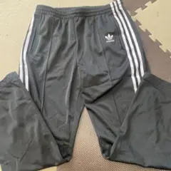 adidas ブラック ジャージパンツ