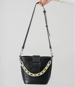 黒いショルダーバッグ チェーンハンドル付き