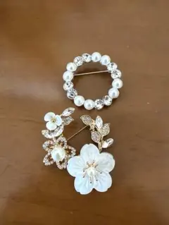 【一度使用のみ】コムサイズムサークルブローチと花とパールのブローチセット卒業入学