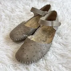 美品✨Estacion 本革 フラワーカットワーク ストラップシューズ 23cmのサムネイル