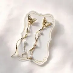 美品 蝶モチーフのロングピアス ゴールド キラキラ