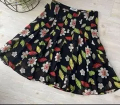 【美品】モスキーノジーンズ タック入りフレアスカート シルク100% 黒 花柄のサムネイル