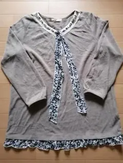 グレージュのフリル付き長袖チュニック