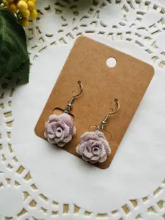 薔薇のピアス又はイヤリング　ピンクぼかし(くすみ)　つまみ細工 ハンドメイド