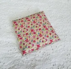 リバティープリント　ハンカチのような二つ折りサニタリ・マルチケース