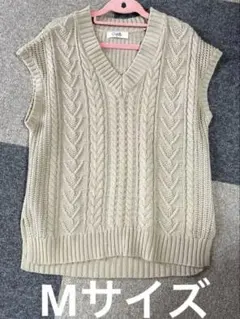 ベージュ ケーブルニット Vネック ノースリーブベスト