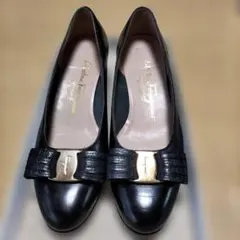 フェラガモ　ブラックレザーリボンパンプス
