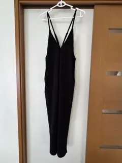 ブラックサロペット Vネック ストラップ付き