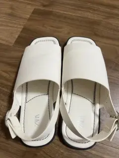 ZARA バックストラップサンダル ホワイトのサムネイル