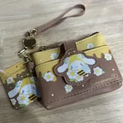 ポケット付きリールパスポーチ　ミツバチ　シナモロール