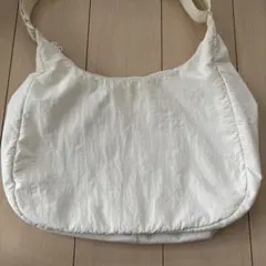 GU ラウンドショルダーバッグ　レディース　メンズ　大きめ　白　ホワイト　バッグ