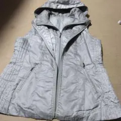 グレー フード付き ダウンベスト