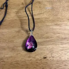 紫色の花模様ガラスペンダント