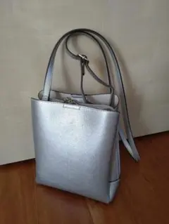 SHOOLARUE　軽量　ふわっと軽い三層ショルダーバッグ　シルバー