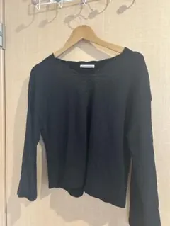 黒の刺繍入り長袖Vネックトップス