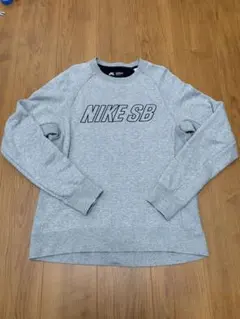 NIKE SB グレー トレーナー