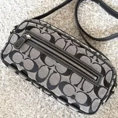 美品 コーチ シグネチャー クロスボディ ショルダーバッグ カメラバッグ 肩掛け