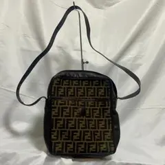 FENDI フェンディ ズッカ柄 ショルダーバッグ 縦型 斜め掛け ブラウン 茶のサムネイル