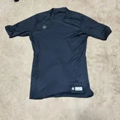 黒の半袖アンダーシャツ デサント