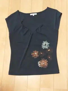 LAURA ASHLEY ブラック花柄カットソー