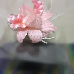 ピンク花メッシュコサージュ ホワイト羽根 アイボリー花