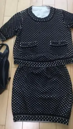 CHANELのようなニットセットアップのサムネイル