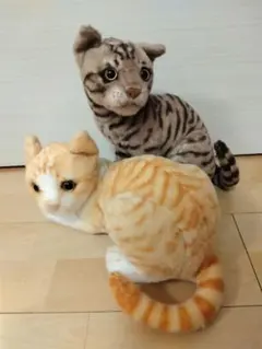 オレンジと白の猫と茶色の子虎のぬいぐるみ