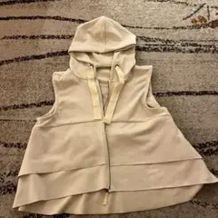 【ケイスリー・ほぼ未使用】 ノースリーブパーカー フード付き