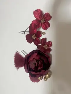 赤い花モチーフの髪飾り