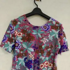 花柄 半袖 Tシャツ ラインストーン装飾伊太利屋　美品のサムネイル